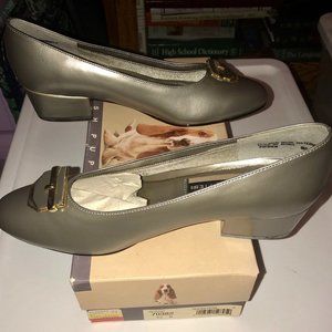 Vintage 1990s Bethany 8N Hush Puppy heels / pewter pearl color